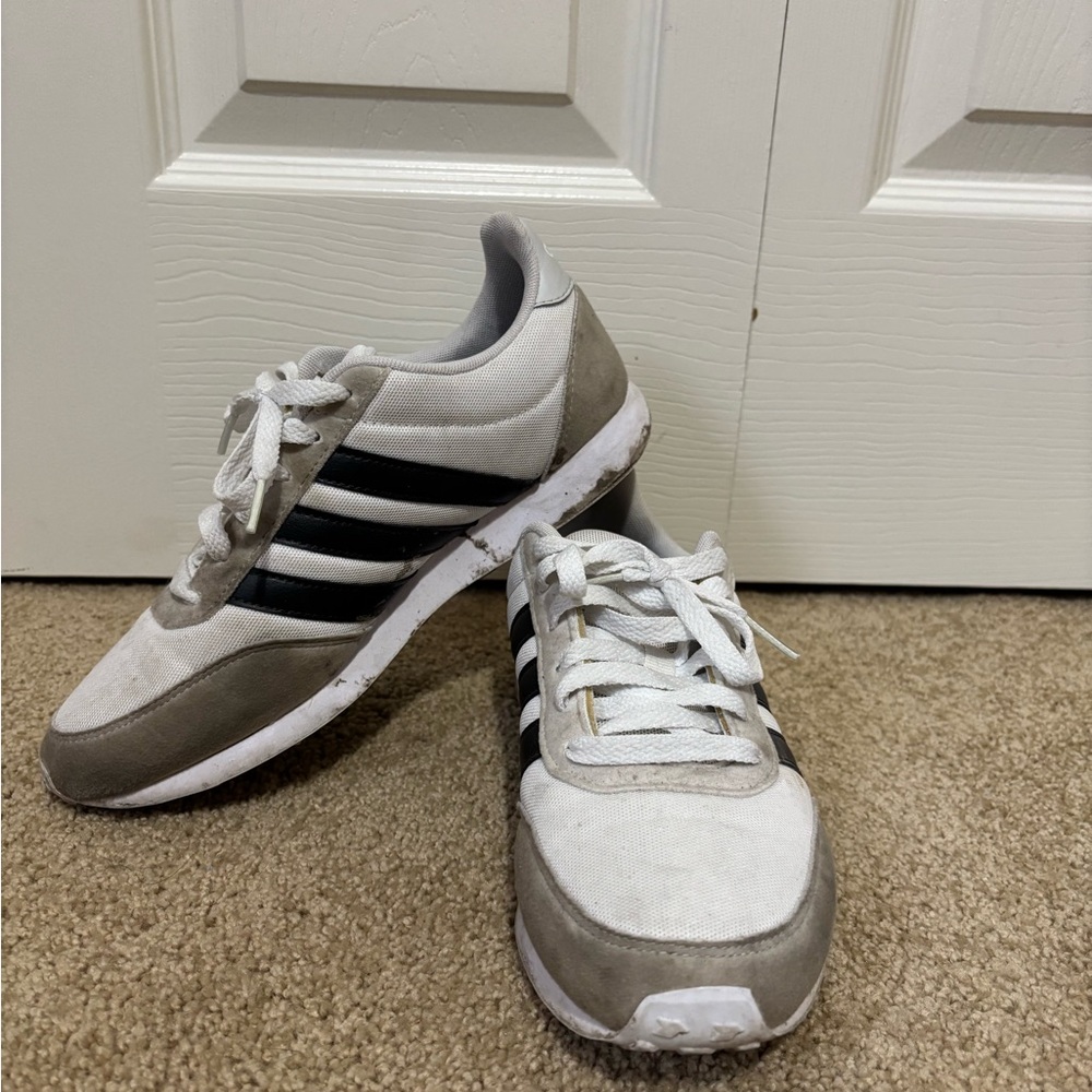 Women’s Addidas vintage sneakers. Size 8